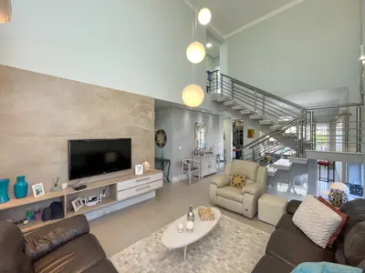 Casa - Sobrado com 4 quartos (sendo 3 suite(s)) a 1200,00 metros praia.