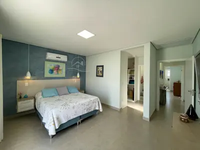 Casa - Sobrado com 4 quartos (sendo 3 suite(s)) a 1200,00 metros praia.