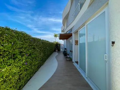 Casa - Sobrado com 4 quartos (sendo 3 suite(s)) a 1200,00 metros praia.
