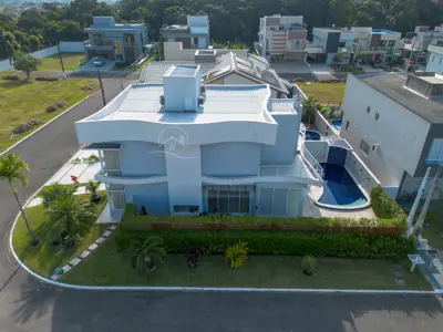 Casa - Sobrado com 4 quartos (sendo 3 suite(s)) a 1200,00 metros praia.