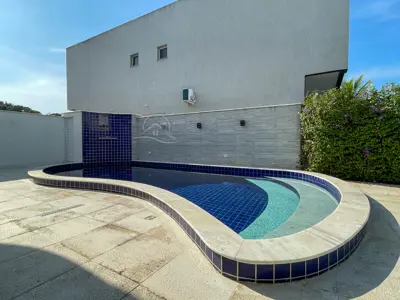 Casa - Sobrado com 4 quartos (sendo 3 suite(s)) a 1200,00 metros praia.