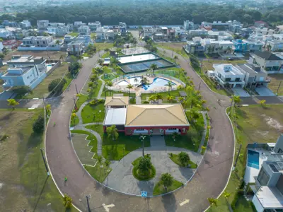 Casa - Sobrado com 4 quartos (sendo 3 suite(s)) a 1200,00 metros praia.