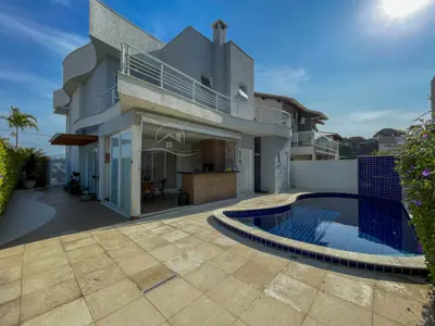 Casa - Sobrado com 4 quartos (sendo 3 suite(s)) a 1200,00 metros praia.