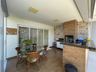 Casa - Sobrado com 4 quartos (sendo 3 suite(s)) a 1200,00 metros praia.