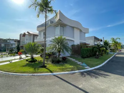 Casa - Sobrado com 4 quartos (sendo 3 suite(s)) a 1200,00 metros praia.