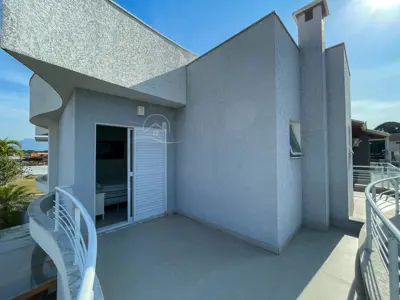 Casa - Sobrado com 4 quartos (sendo 3 suite(s)) a 1200,00 metros praia.