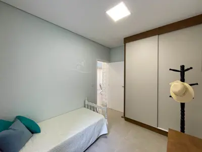 Casa - Sobrado com 4 quartos (sendo 3 suite(s)) a 1200,00 metros praia.