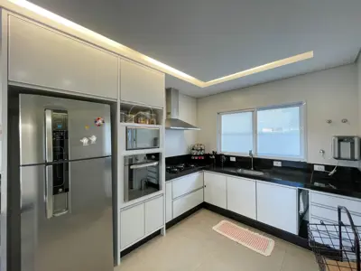 Casa - Sobrado com 4 quartos (sendo 3 suite(s)) a 1200,00 metros praia.