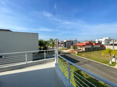 Casa - Sobrado com 4 quartos (sendo 3 suite(s)) a 1200,00 metros praia.