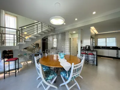 Casa - Sobrado com 4 quartos (sendo 3 suite(s)) a 1200,00 metros praia.