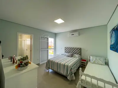 Casa - Sobrado com 4 quartos (sendo 3 suite(s)) a 1200,00 metros praia.