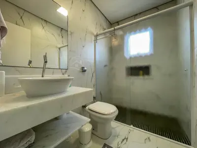 Casa - Sobrado com 4 quartos (sendo 3 suite(s)) a 1200,00 metros praia.