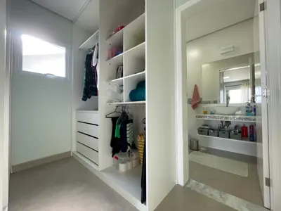 Casa - Sobrado com 4 quartos (sendo 3 suite(s)) a 1200,00 metros praia.