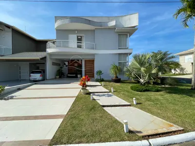 Casa - Sobrado com 4 quartos (sendo 3 suite(s)) a 1200,00 metros praia.
