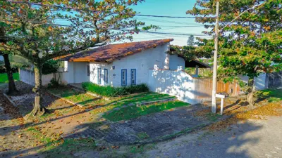 Terreno - Esquina com  quartos  a 100,00 metros praia.