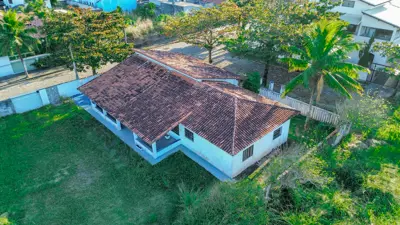 Terreno - Esquina com  quartos  a 100,00 metros praia.