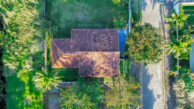 Terreno - Esquina com  quartos  a 100,00 metros praia.