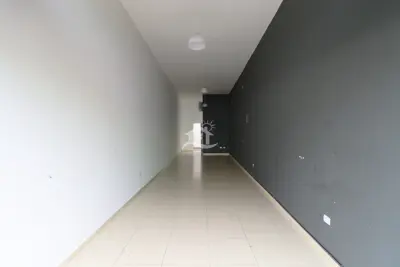 Loja - Sala comercial com  quartos  a 4500,00 metros praia.