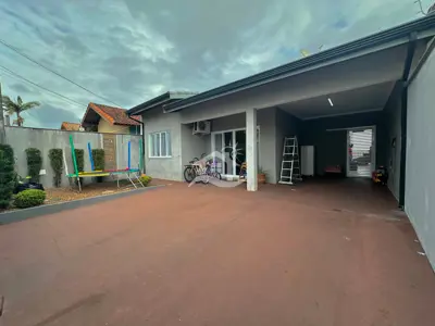 Casa - Térrea com piscina com 3 quartos (sendo 1 suite(s)) a 250,00 metros praia.