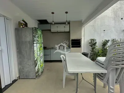 Casa - Térrea com piscina com 3 quartos (sendo 1 suite(s)) a 250,00 metros praia.