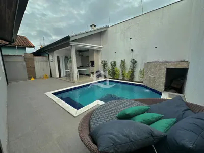 Casa - Térrea com piscina com 3 quartos (sendo 1 suite(s)) a 250,00 metros praia.