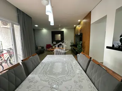 Casa - Térrea com piscina com 3 quartos (sendo 1 suite(s)) a 250,00 metros praia.