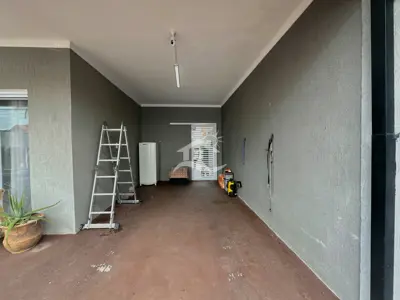 Casa - Térrea com piscina com 3 quartos (sendo 1 suite(s)) a 250,00 metros praia.