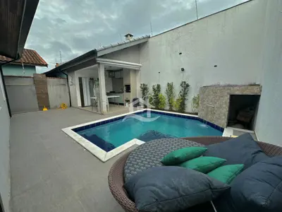 Casa - Térrea com piscina com 3 quartos (sendo 1 suite(s)) a 250,00 metros praia.