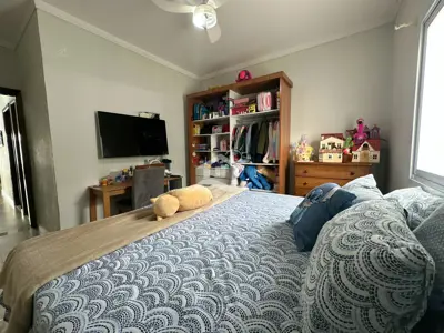 Casa - Térrea com piscina com 3 quartos (sendo 1 suite(s)) a 250,00 metros praia.