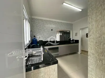 Casa - Térrea com piscina com 3 quartos (sendo 1 suite(s)) a 250,00 metros praia.