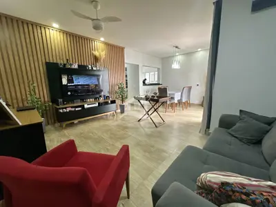 Casa - Térrea com piscina com 3 quartos (sendo 1 suite(s)) a 250,00 metros praia.