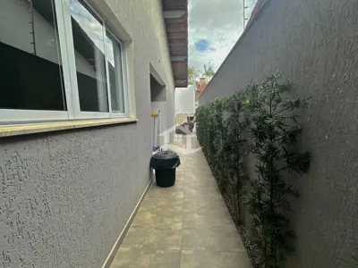 Casa - Térrea com piscina com 3 quartos (sendo 1 suite(s)) a 250,00 metros praia.