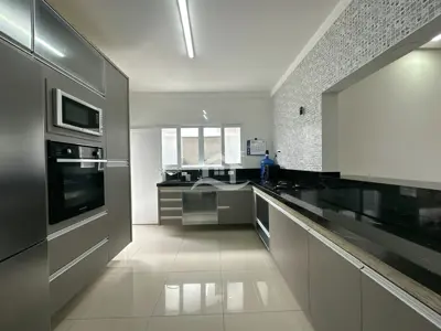 Casa - Térrea com piscina com 3 quartos (sendo 1 suite(s)) a 250,00 metros praia.