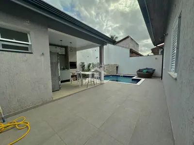 Casa - Térrea com piscina com 3 quartos (sendo 1 suite(s)) a 250,00 metros praia.