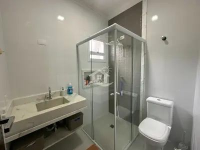 Casa - Térrea com piscina com 3 quartos (sendo 1 suite(s)) a 250,00 metros praia.