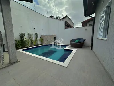 Casa - Térrea com piscina com 3 quartos (sendo 1 suite(s)) a 250,00 metros praia.