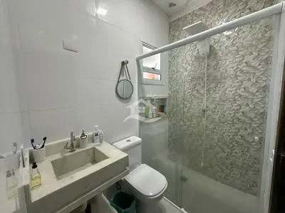 Casa - Térrea com piscina com 3 quartos (sendo 1 suite(s)) a 250,00 metros praia.