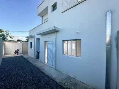 Casa - Sobrado com 2 quartos (sendo 1 suite(s)) a 1800,00 metros praia.