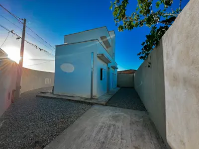 Casa - Sobrado com 2 quartos (sendo 1 suite(s)) a 1800,00 metros praia.