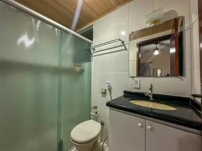 Apartamento - Amplo com 2 quartos (sendo 1 suite(s)) a 1000,00 metros praia.