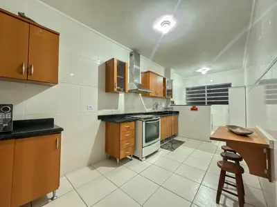 Apartamento - Amplo com 2 quartos (sendo 1 suite(s)) a 1000,00 metros praia.