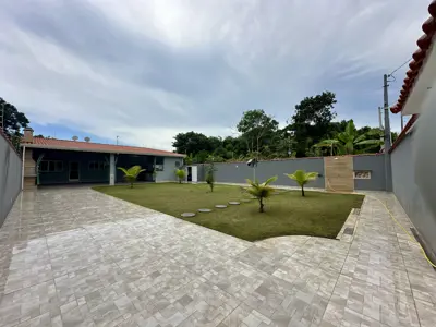 Casa - Térrea com 2 quartos (sendo 1 suite(s)) a 1500,00 metros praia.