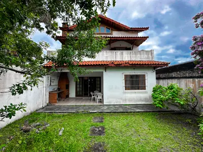 Casa - Sobrado com 4 quartos (sendo 1 suite(s)) a 400,00 metros praia.
