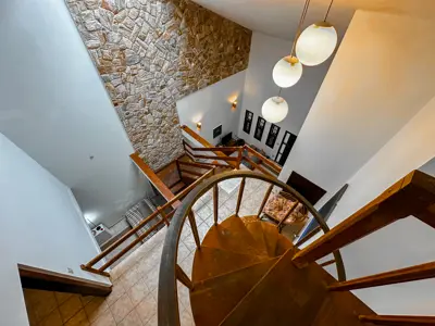 Casa - Sobrado com 4 quartos (sendo 1 suite(s)) a 400,00 metros praia.