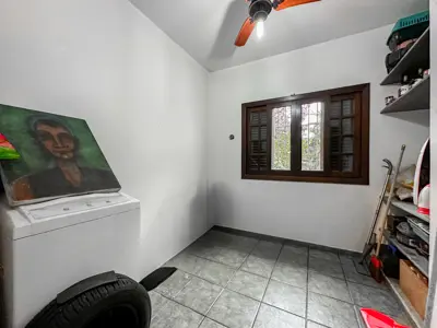 Casa - Sobrado com 4 quartos (sendo 1 suite(s)) a 400,00 metros praia.