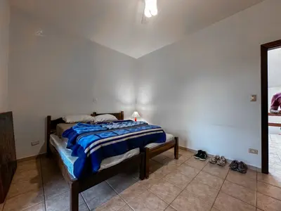 Casa - Sobrado com 4 quartos (sendo 1 suite(s)) a 400,00 metros praia.