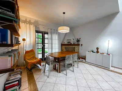 Casa - Sobrado com 4 quartos (sendo 1 suite(s)) a 400,00 metros praia.