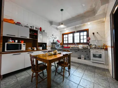 Casa - Sobrado com 4 quartos (sendo 1 suite(s)) a 400,00 metros praia.