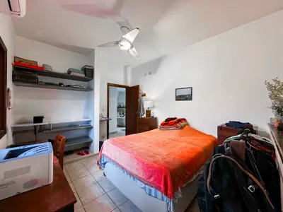 Casa - Sobrado com 4 quartos (sendo 1 suite(s)) a 400,00 metros praia.
