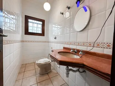 Casa - Sobrado com 4 quartos (sendo 1 suite(s)) a 400,00 metros praia.